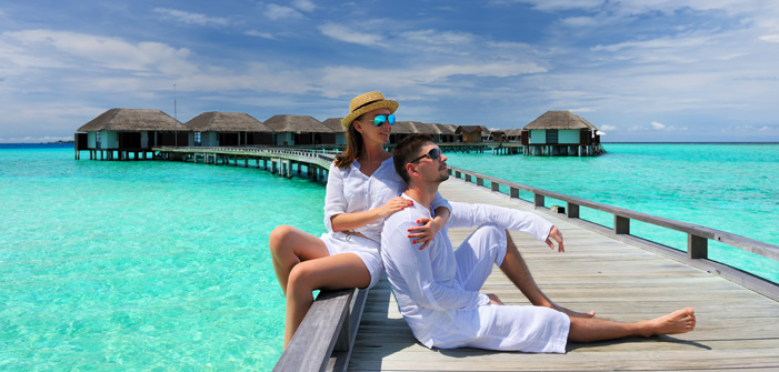 couple-on-jetty-at-maldives